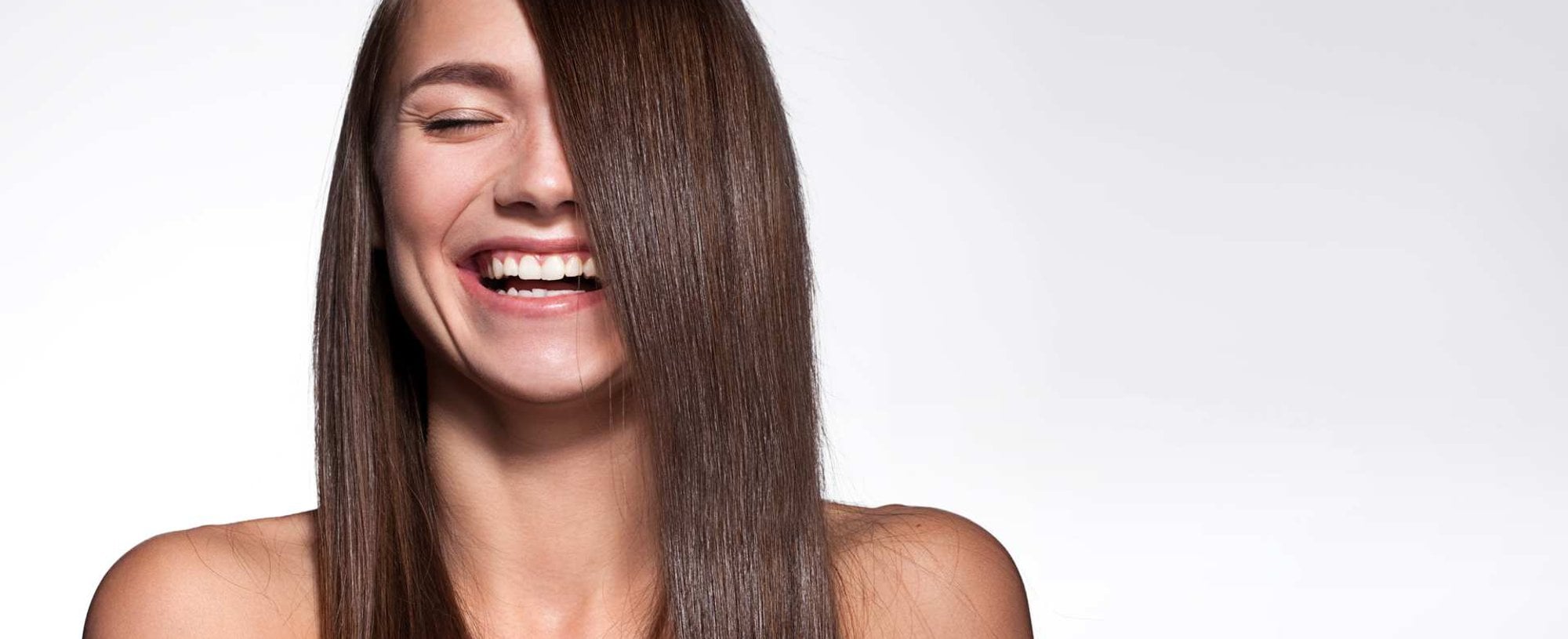 Modelo Branca Sorrindo Com Cabelo Alisado
