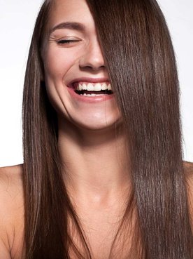Modelo Branca Sorrindo Com Cabelo Alisado