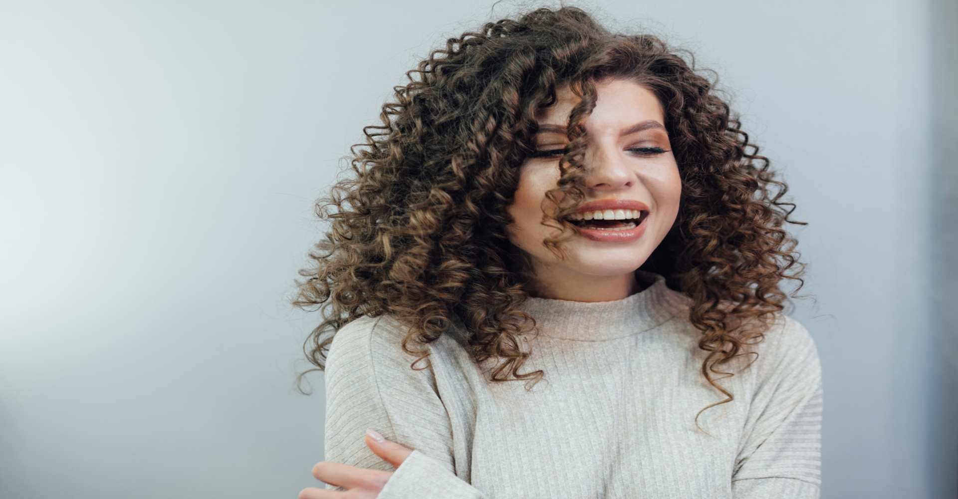Modelo Branca Sorrindo Com Cabelo Cacheado