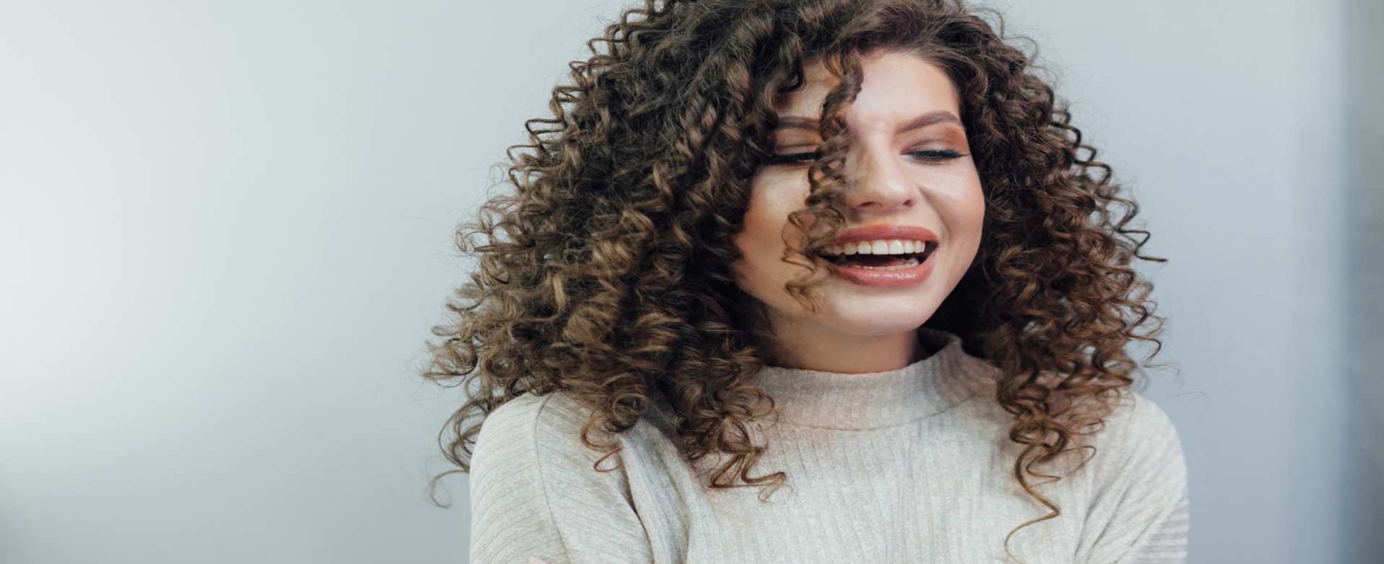 Modelo Branca Sorrindo Com Cabelo Cacheado