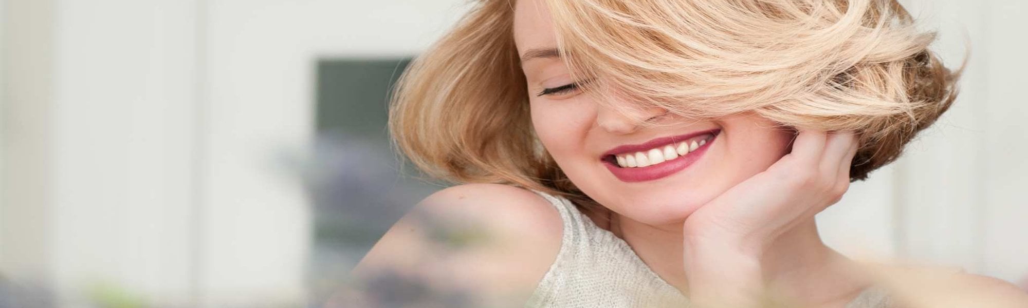 Modelo Branca Sorrindo Com Cabelo Loiro E Curto