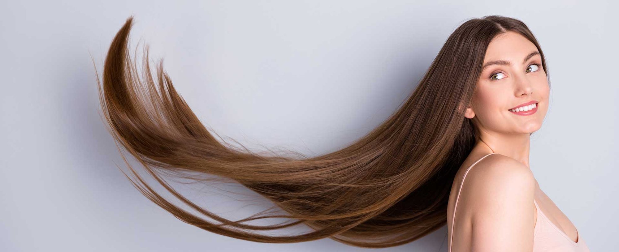 Modelo mostrando seus longos cabelos castanhos