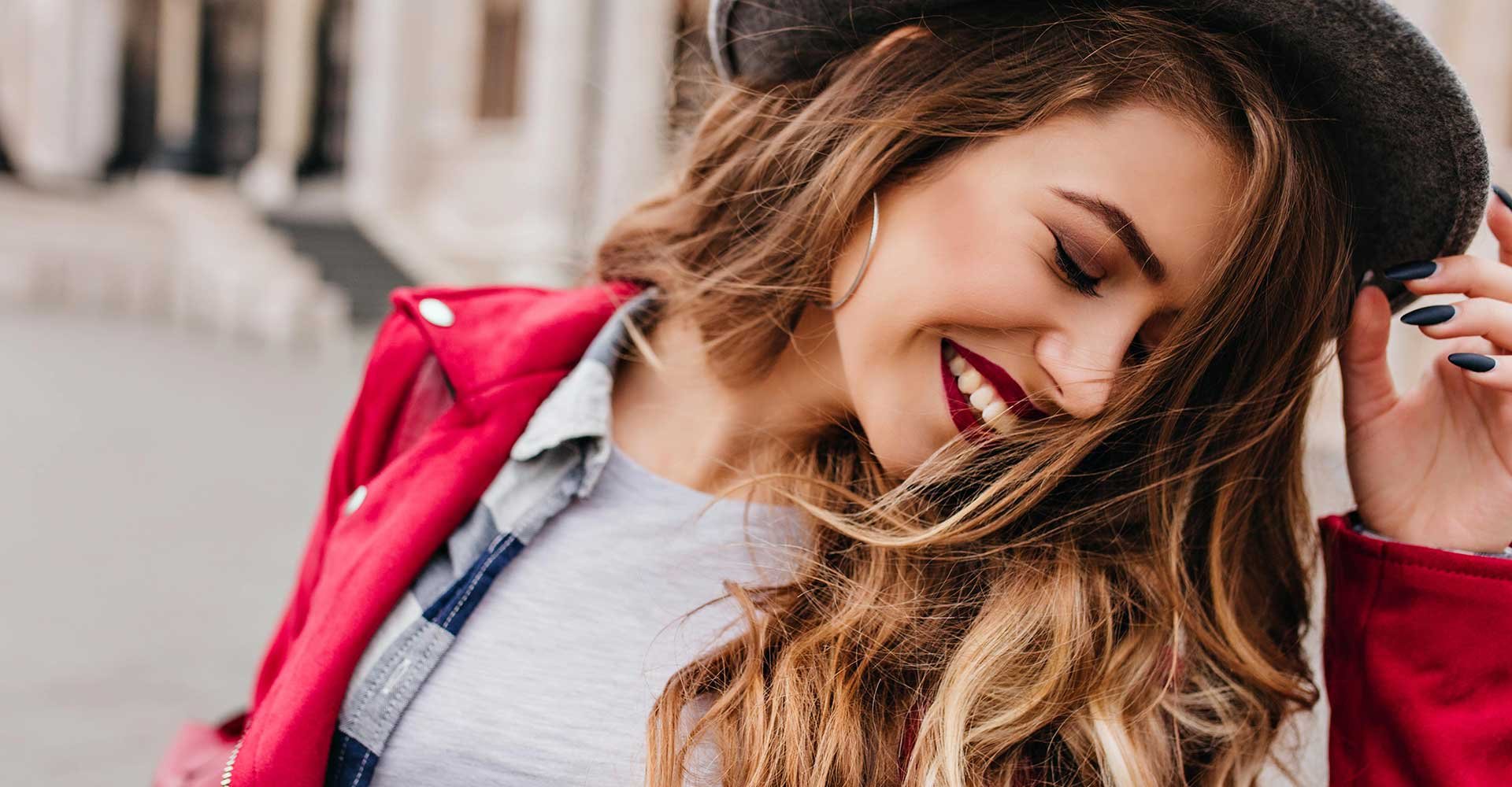 Modelo Sorrindo Com Chapeu Com Cabelos Loiros Levemente Ondulados