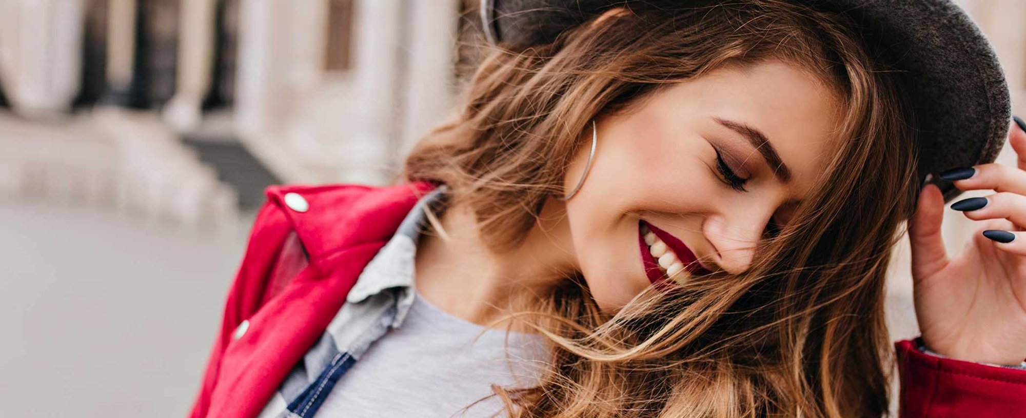 Modelo Sorrindo Com Chapeu Com Cabelos Loiros Levemente Ondulados