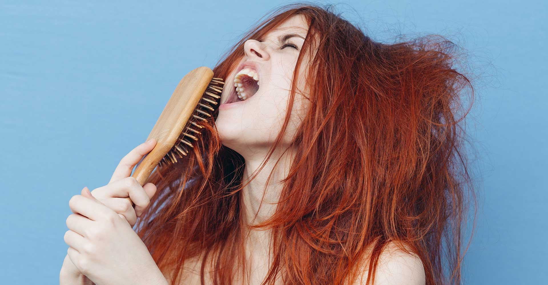 Mulher Com Cabelo Ruivo Usando Uma Escova De Cabelo Como Microfone