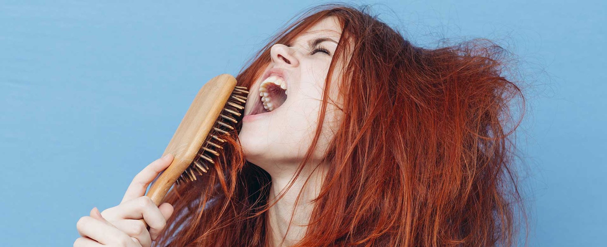 Mulher Com Cabelo Ruivo Usando Uma Escova De Cabelo Como Microfone