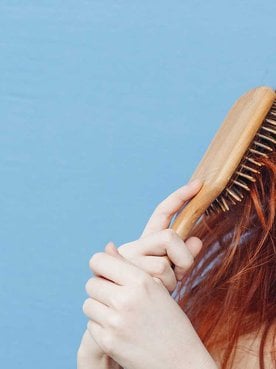 Mulher Com Cabelo Ruivo Usando Uma Escova De Cabelo Como Microfone