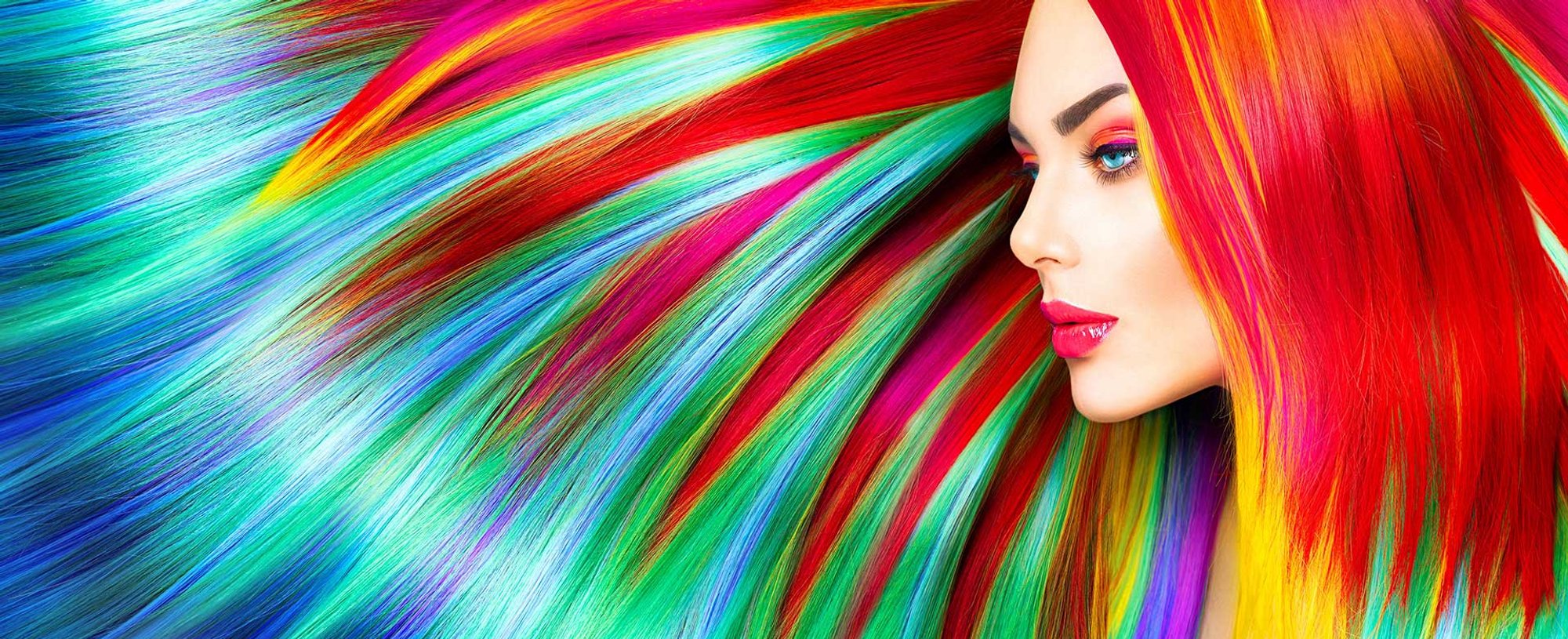 Modelo com cabelo longo e todo colorido