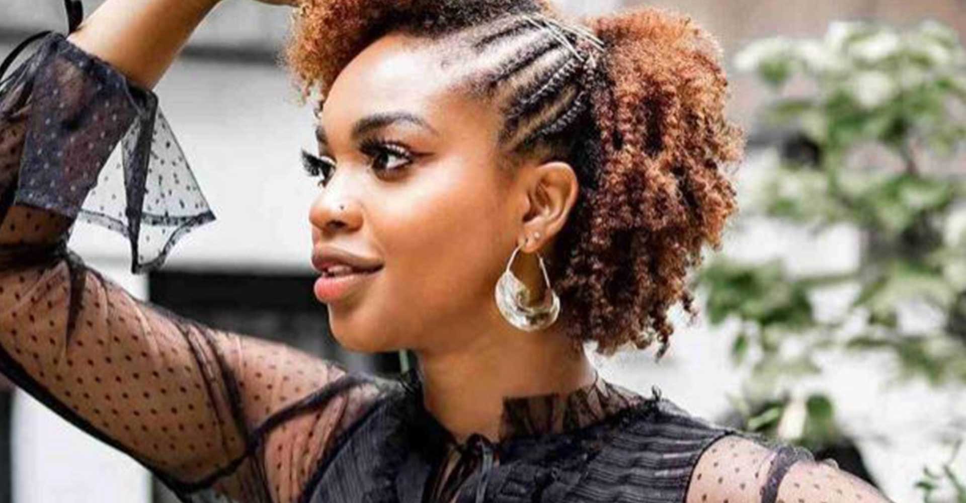 Mulher negra com cabelo cacheado curto