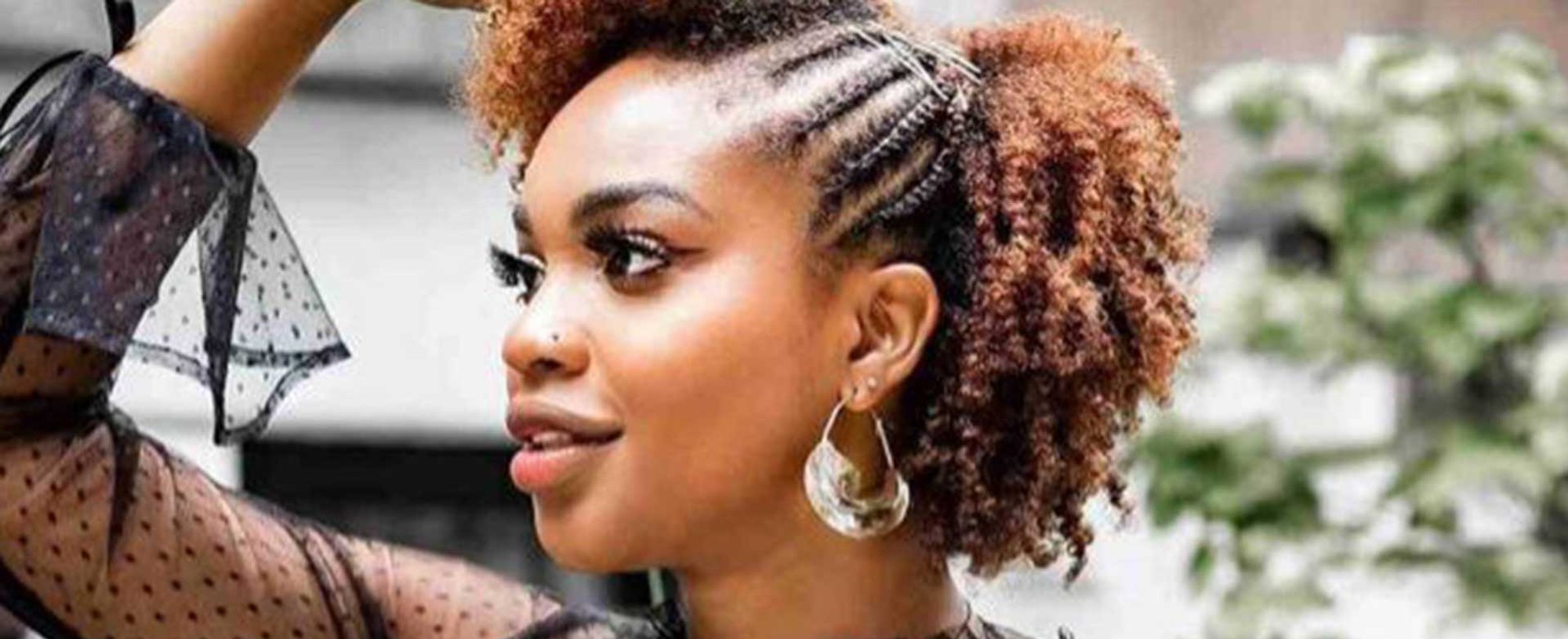 Mulher negra com cabelo cacheado curto