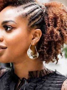 Mulher negra com cabelo cacheado curto