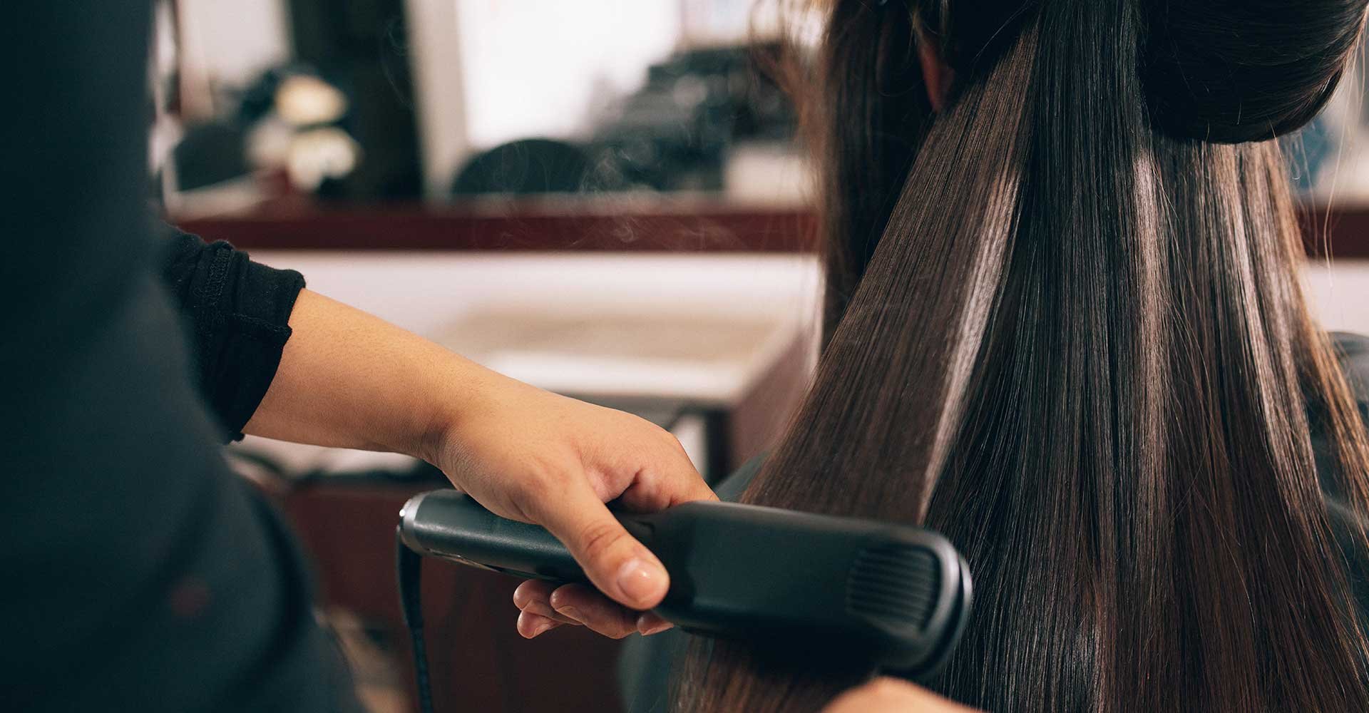 Profissional Passando Chapinha Em Cabelo Castanho