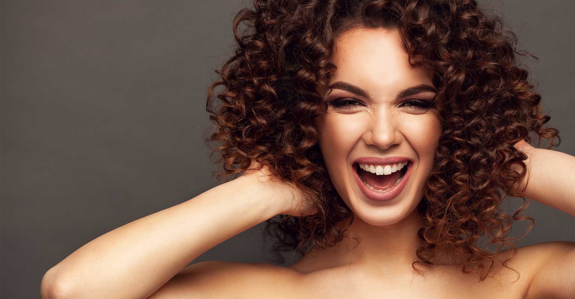 Modelo Sorrindo Com Cabelo Curto E Cacheado