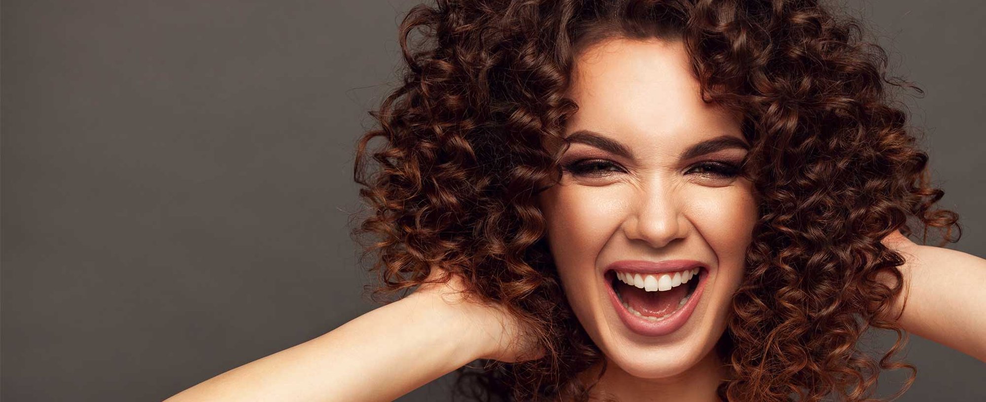 Modelo Sorrindo Com Cabelo Curto E Cacheado