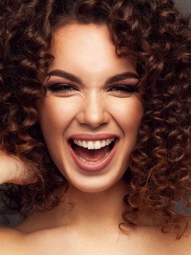 Modelo Sorrindo Com Cabelo Curto E Cacheado