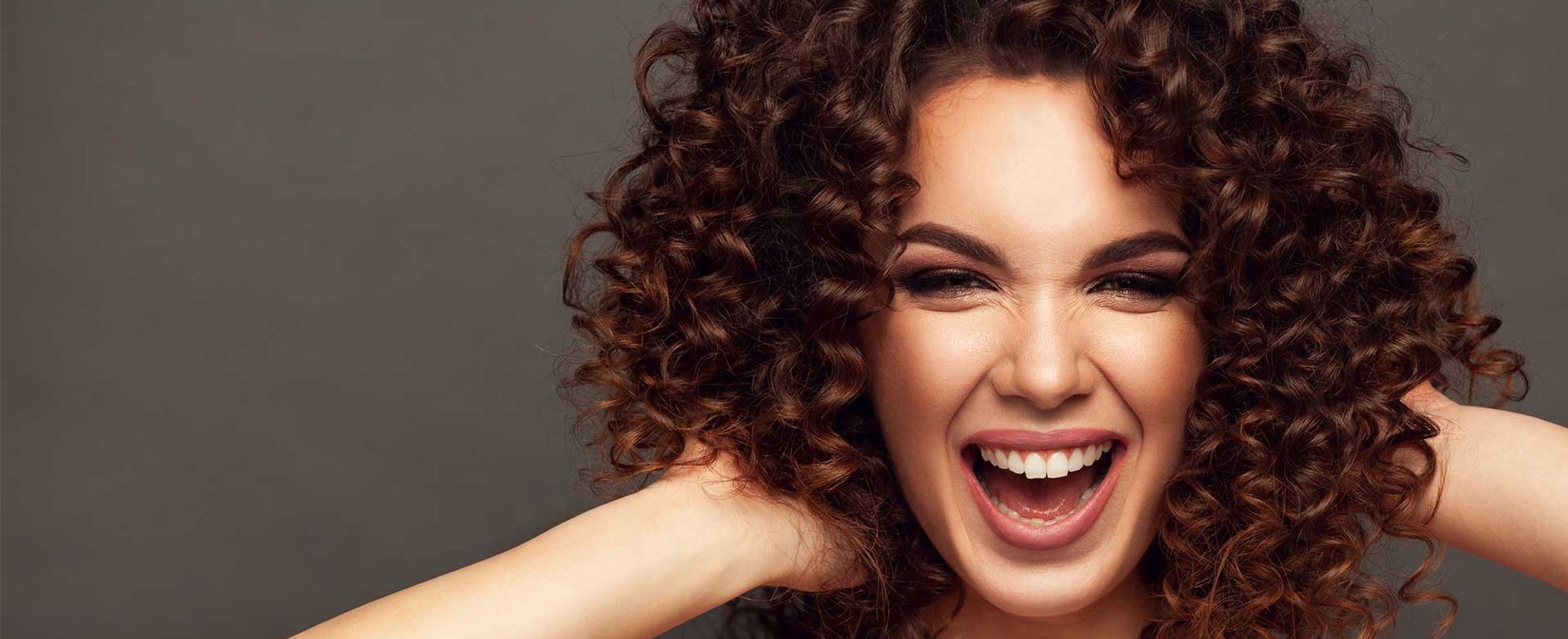 Modelo Sorrindo Com Cabelo Curto E Cacheado