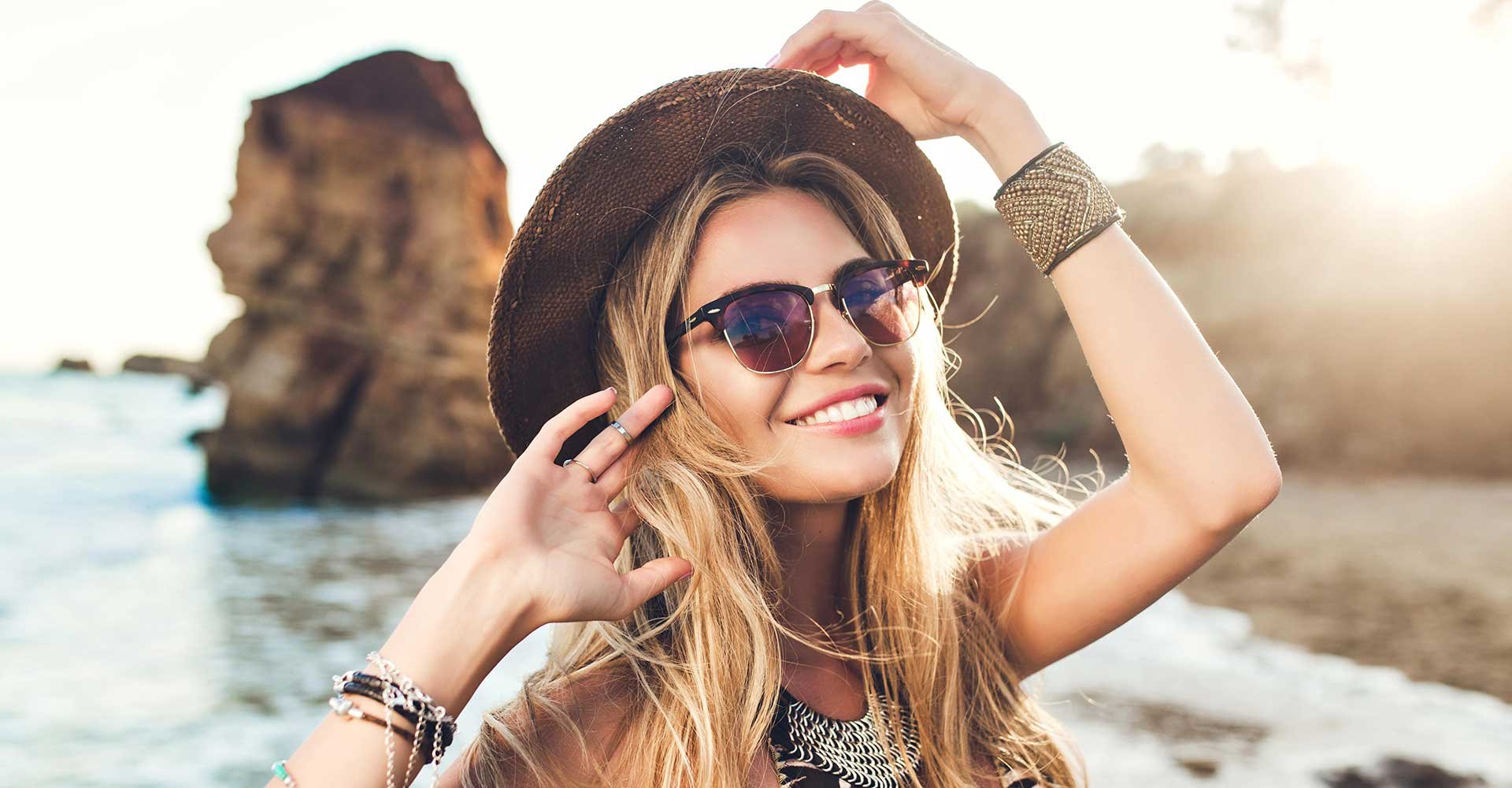 Modelo Loira Na Praia Com Seu Chapeu Sorrindo
