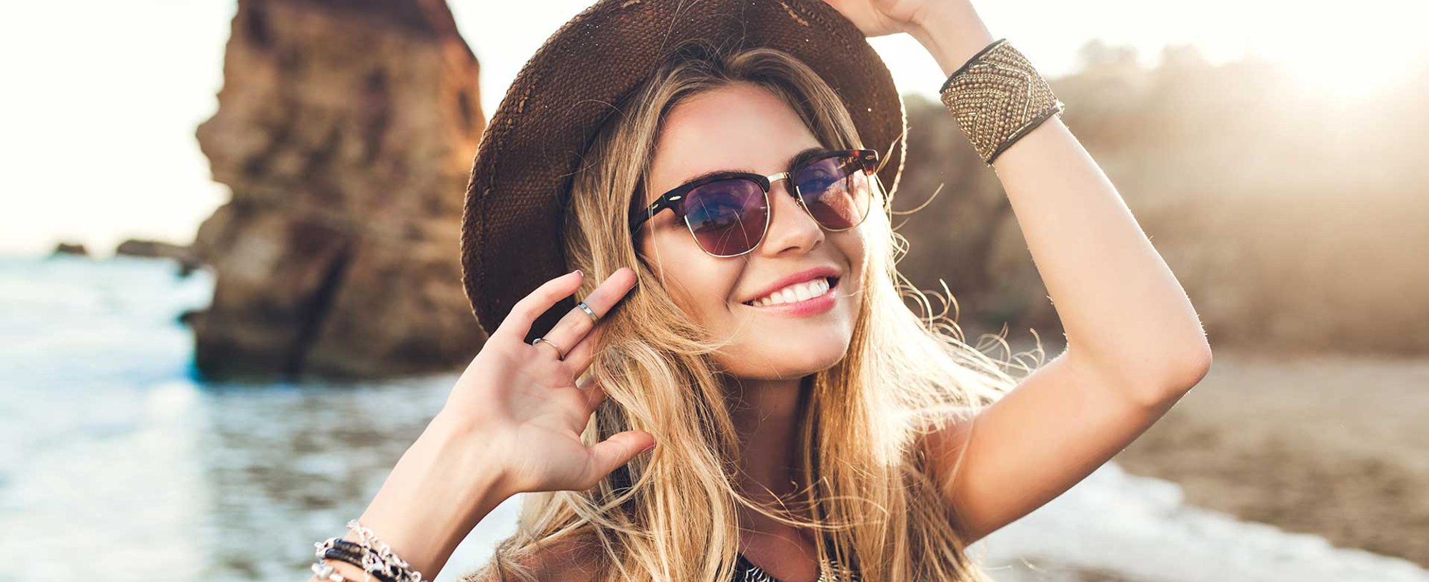 Modelo Loira Na Praia Com Seu Chapeu Sorrindo