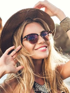 Modelo Loira Na Praia Com Seu Chapeu Sorrindo