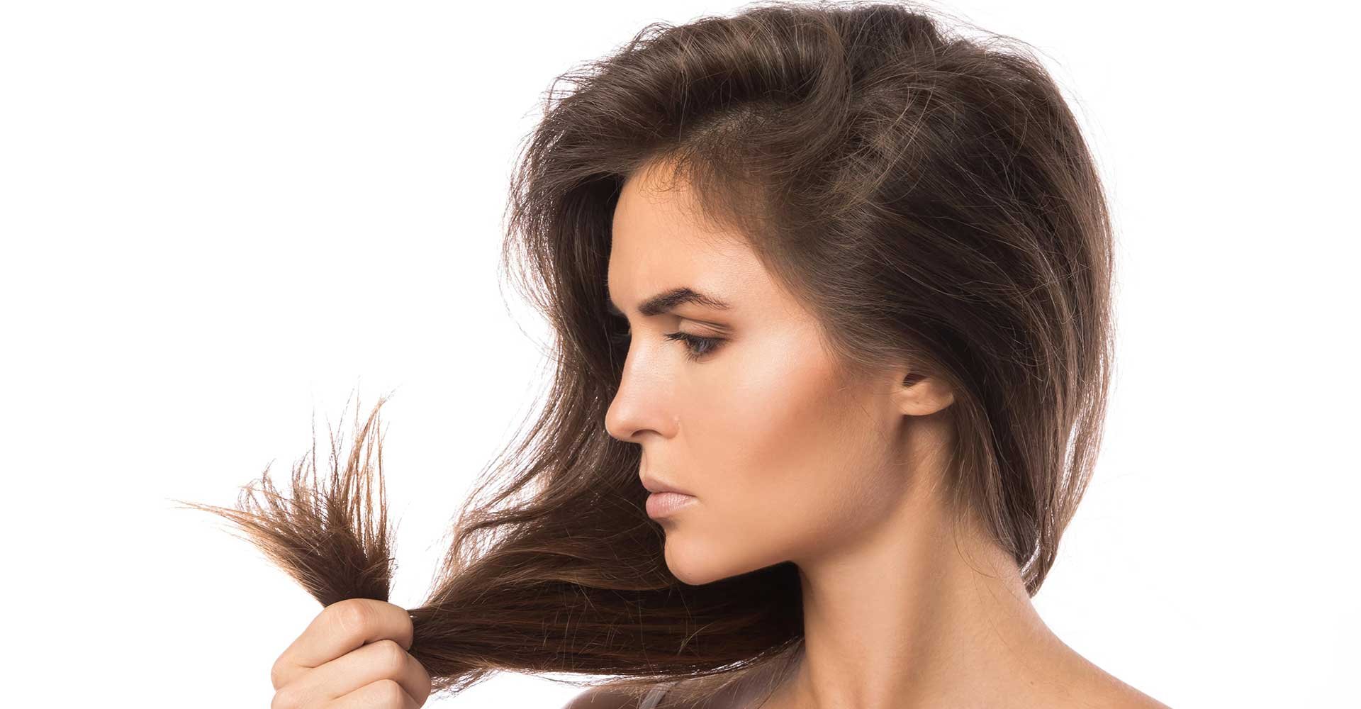 красивые здоровые волосы. жирные и чистые волосы. девушка с расческой. красивые ухоженные волосы. проблемные волосы.