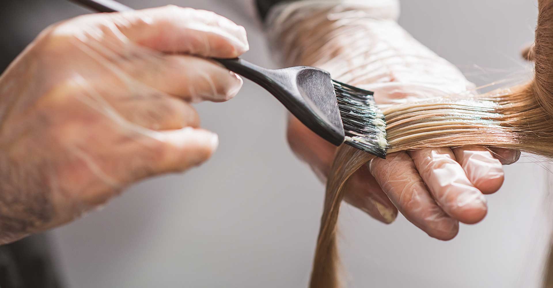 Profissional Passando Produto Em Um Cabelo Loiro