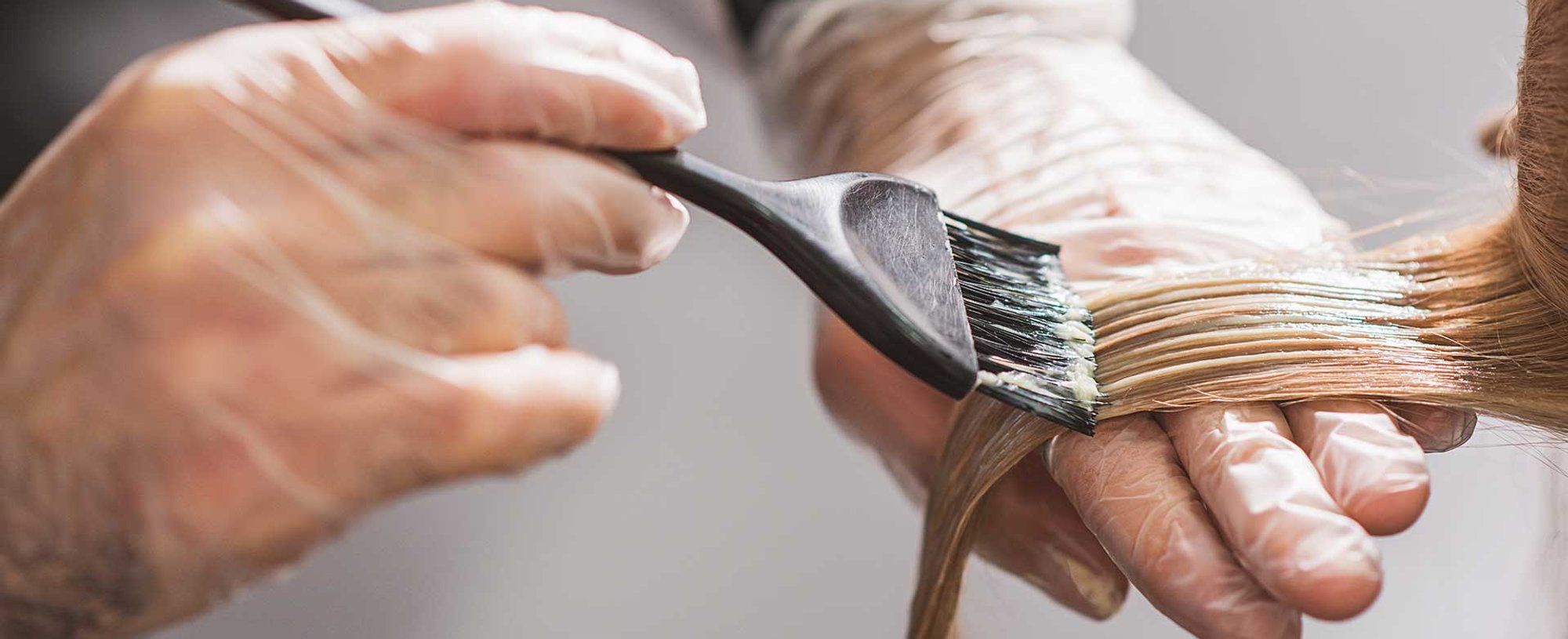 Profissional Passando Produto Em Um Cabelo Loiro