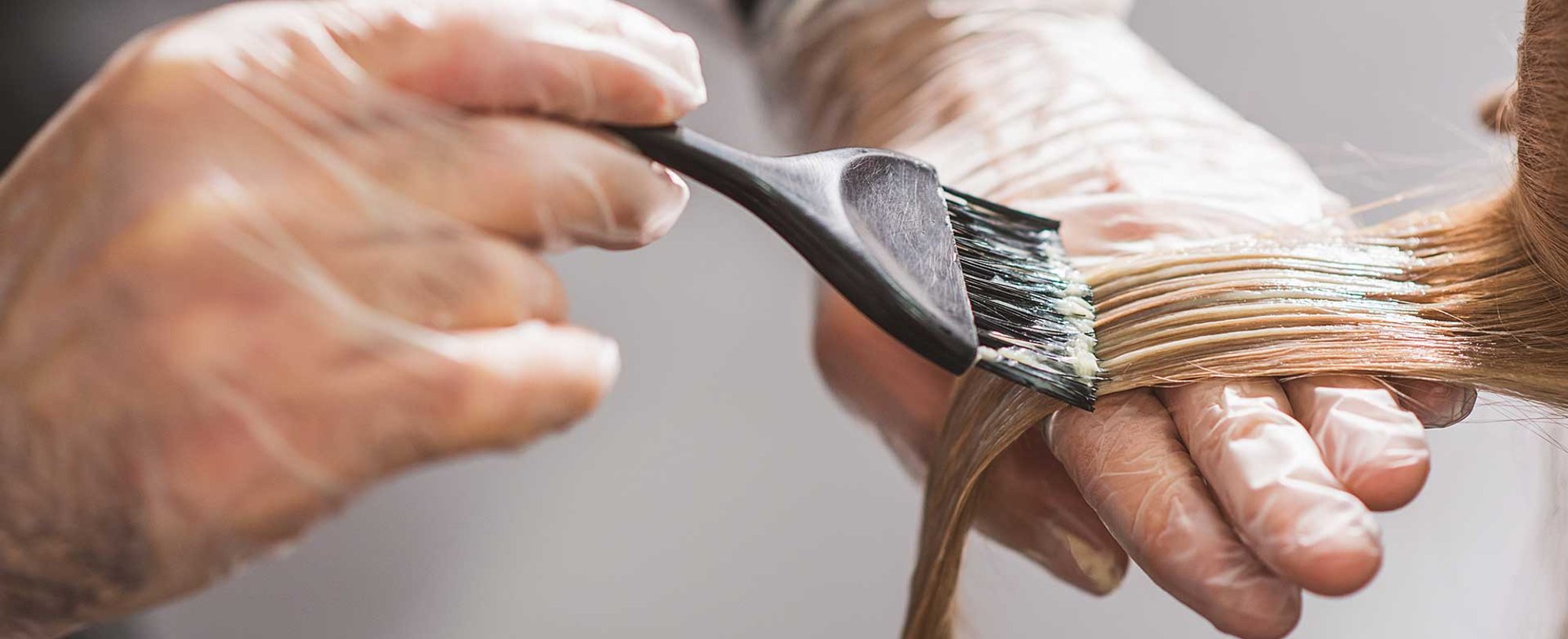 Profissional Passando Produto Em Um Cabelo Loiro