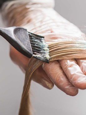 Profissional Passando Produto Em Um Cabelo Loiro