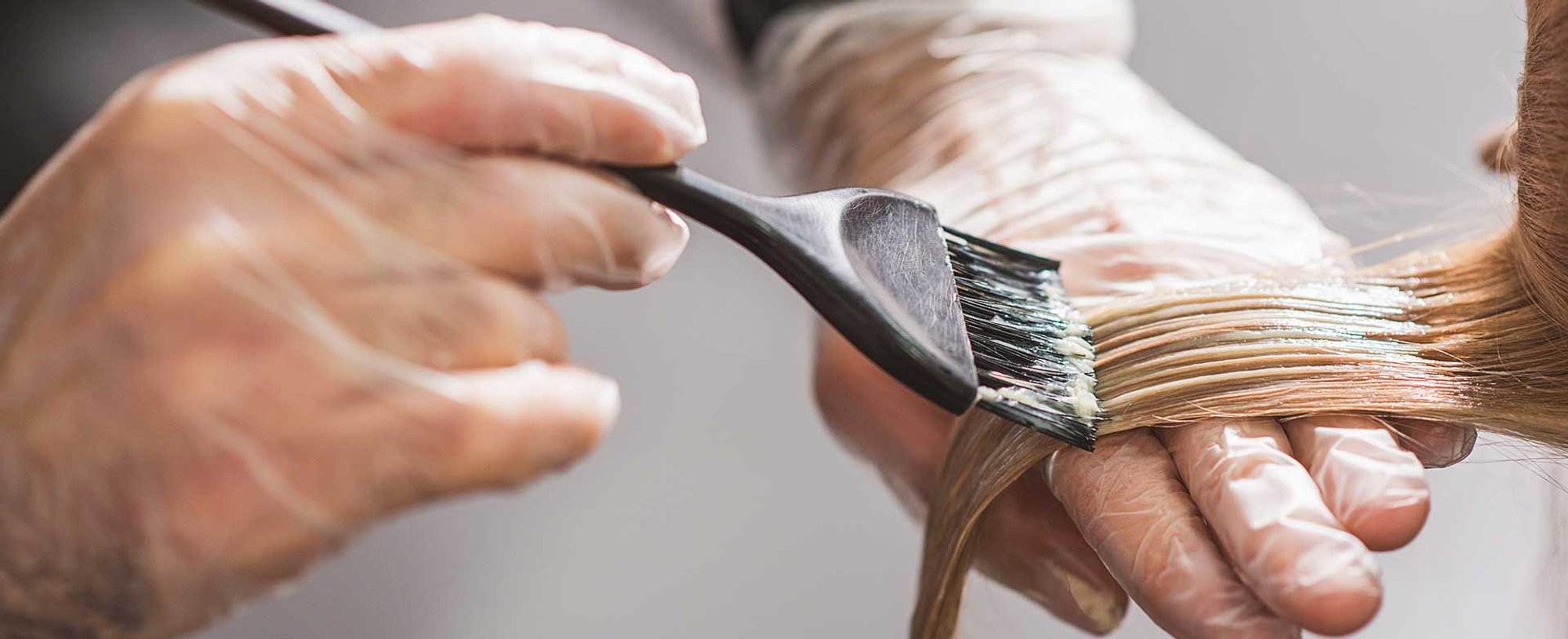 Profissional Passando Produto Em Um Cabelo Loiro