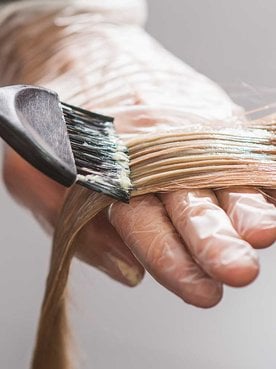 Profissional Passando Produto Em Um Cabelo Loiro