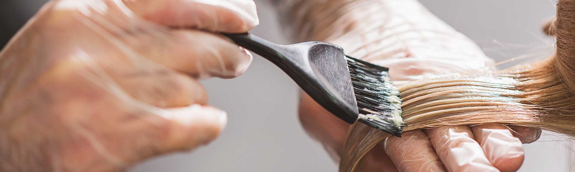 Profissional Passando Produto Em Um Cabelo Loiro