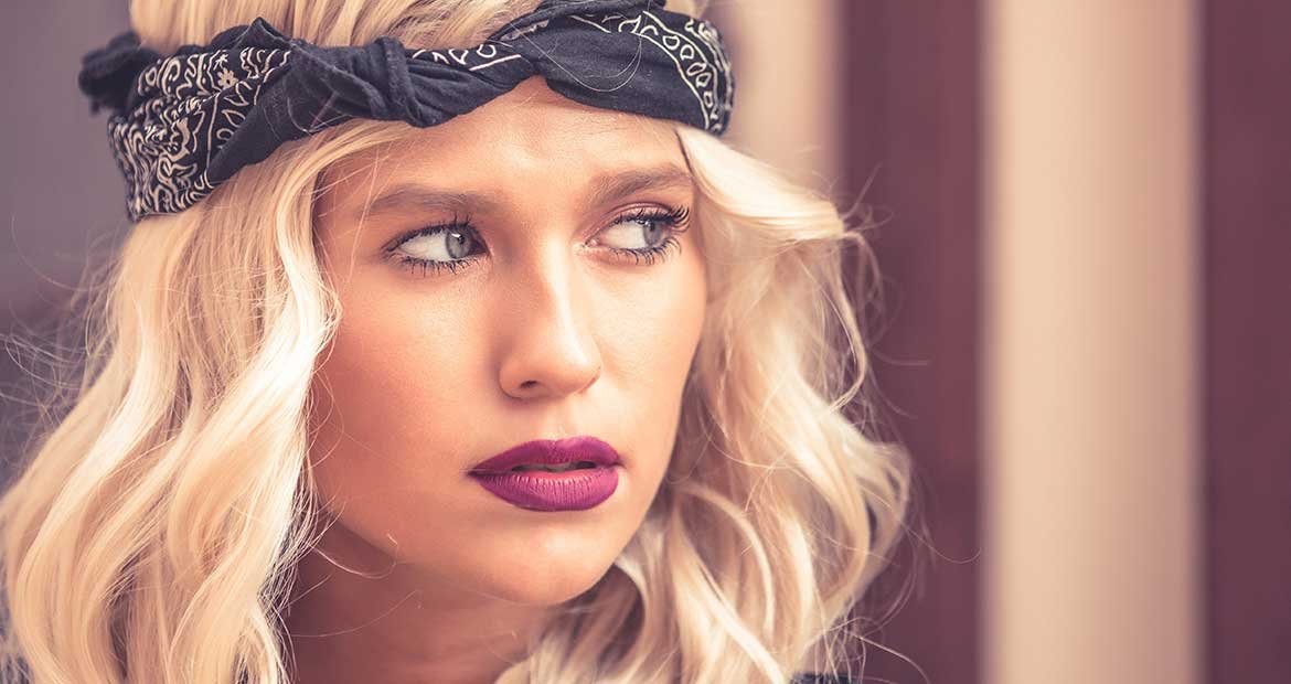 Modelo Loira Com Bandana Preta Em Seus Cabelos