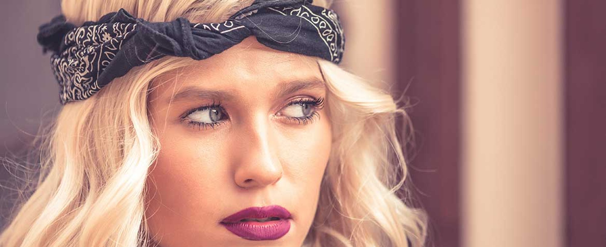 Modelo Loira Com Bandana Preta Em Seus Cabelos