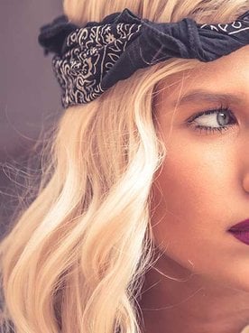 Modelo Loira Com Bandana Preta Em Seus Cabelos