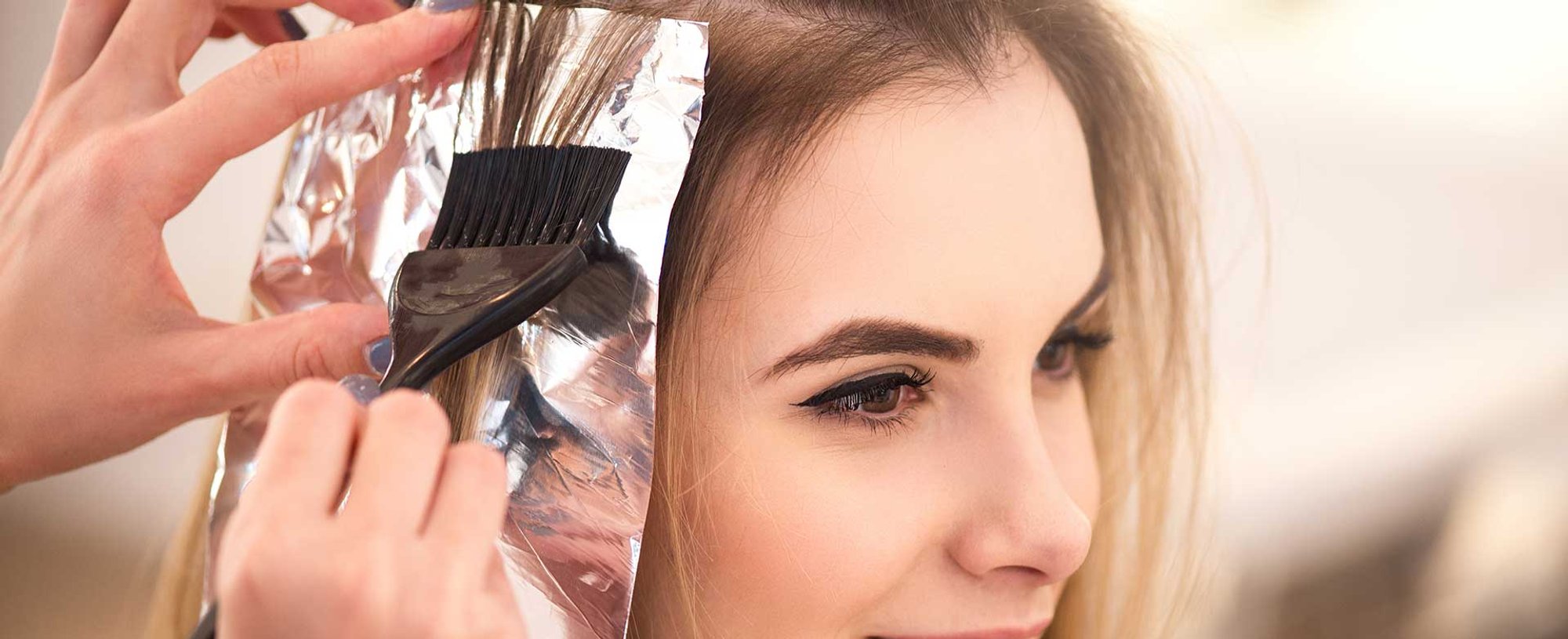 Mulher Pintando O Cabelo