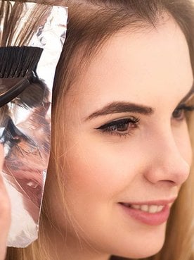 Mulher Pintando O Cabelo