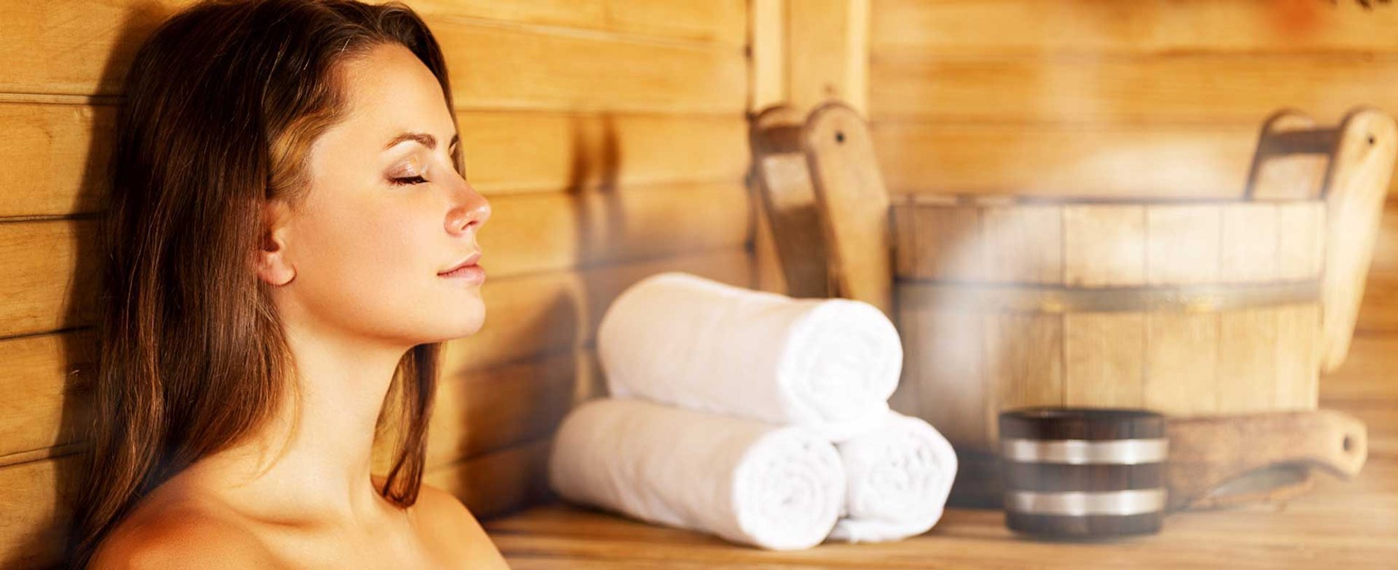 Mulher Branca Loira Aproveitando A Sauna
