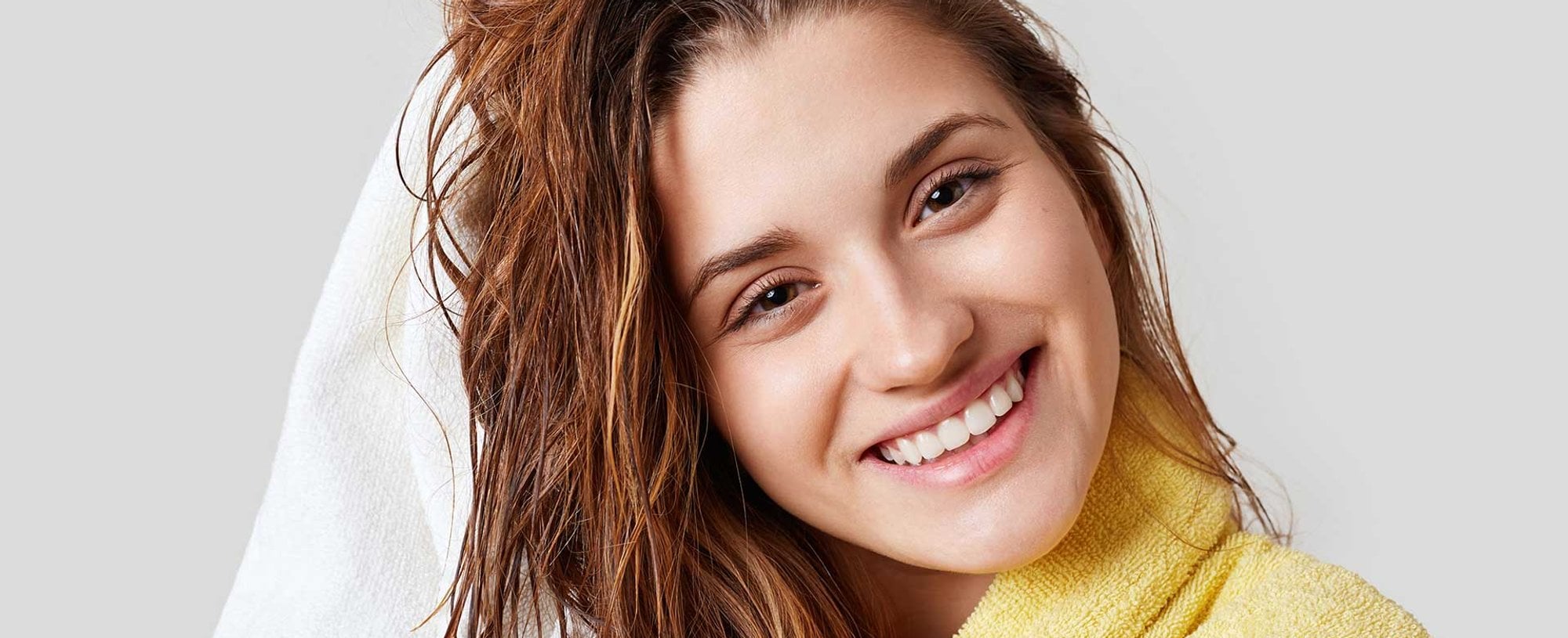 Mulher Secando O Cabelo E Sorrindo