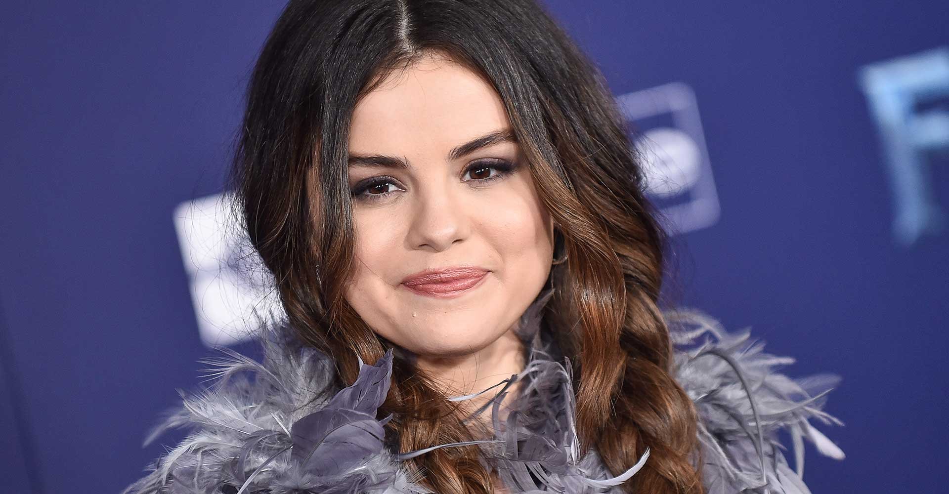 Selena Gomez Em Evento Sorrindo