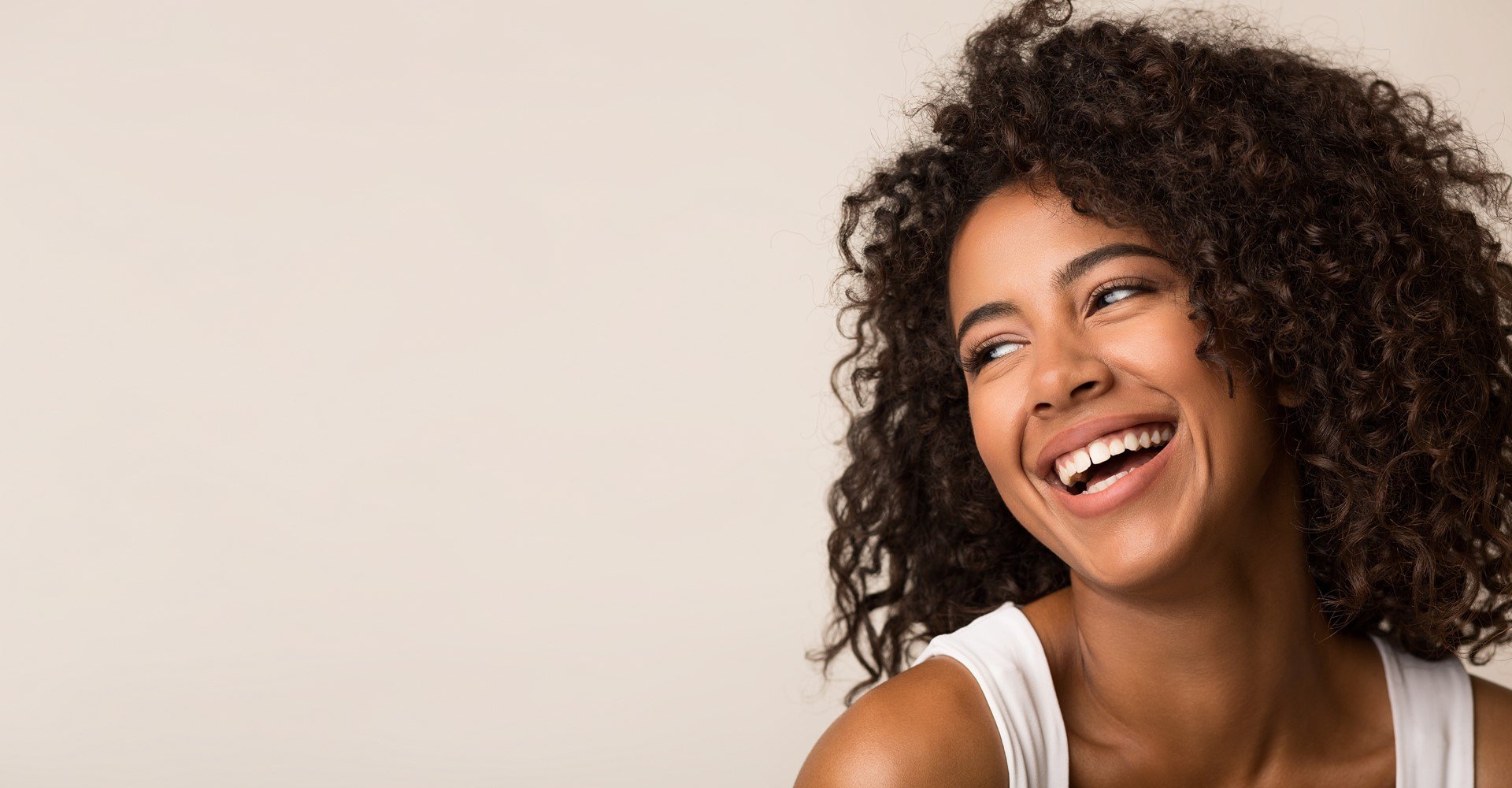 Modelo Morena Com Cabelo Cacheado