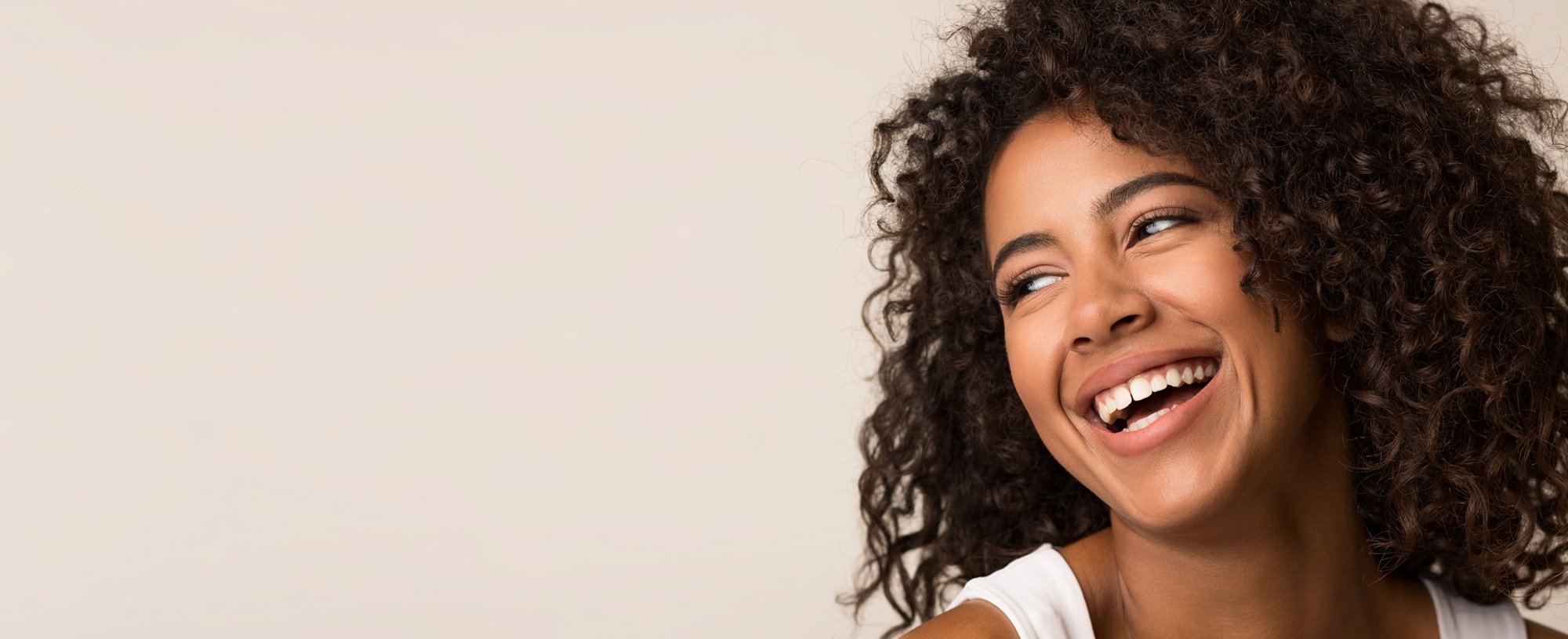 Modelo Morena Com Cabelo Cacheado