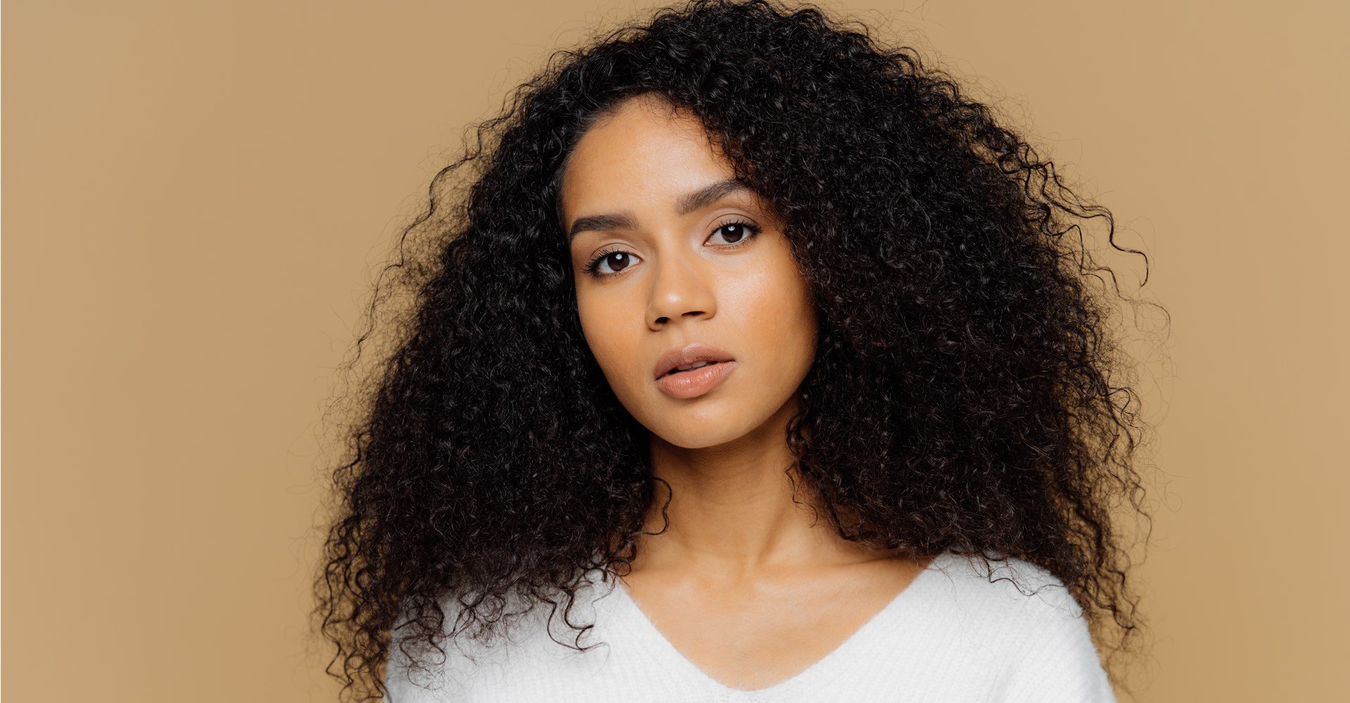 1356 Modelo Com Cabelo Cacheado