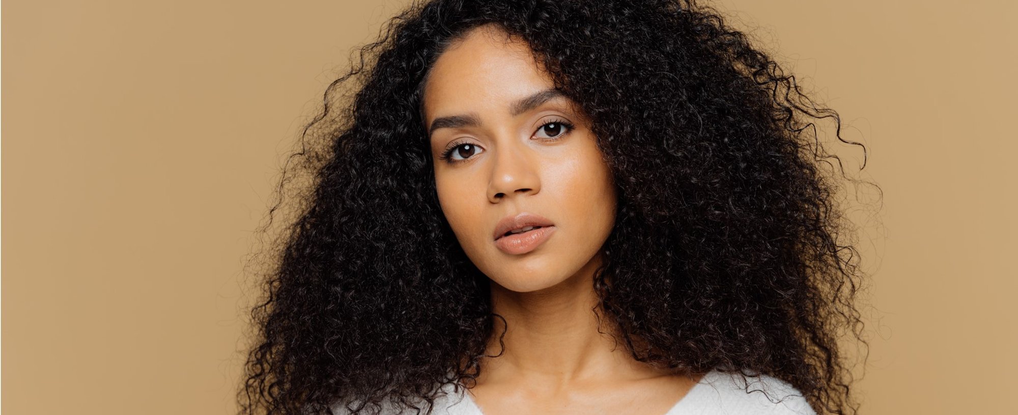 1356 Modelo Com Cabelo Cacheado