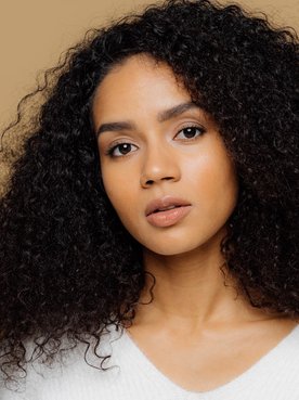 1356 Modelo Com Cabelo Cacheado
