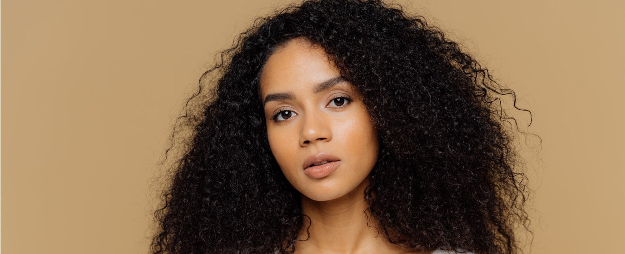 1356 Modelo Com Cabelo Cacheado