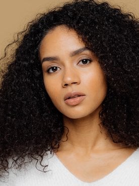 1356 Modelo Com Cabelo Cacheado