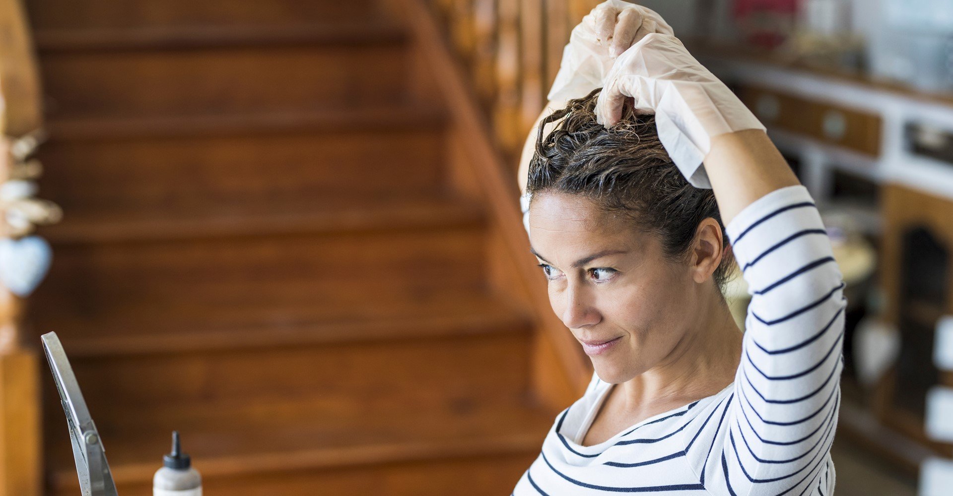 1357 Mulher Pintando Seu Cabelo