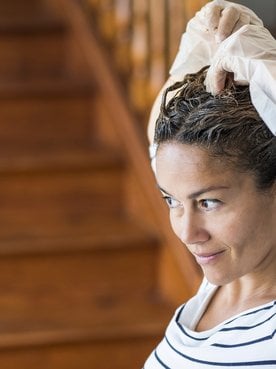 1357 Mulher Pintando Seu Cabelo