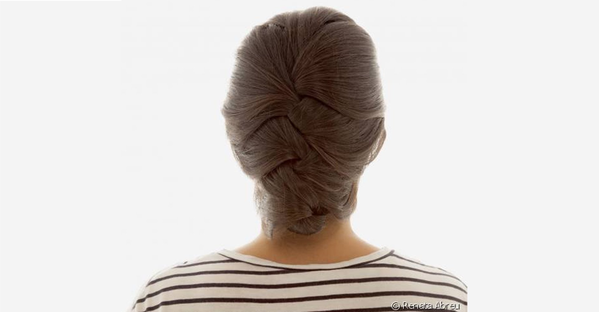 1358 Modelo Com Penteado Simples