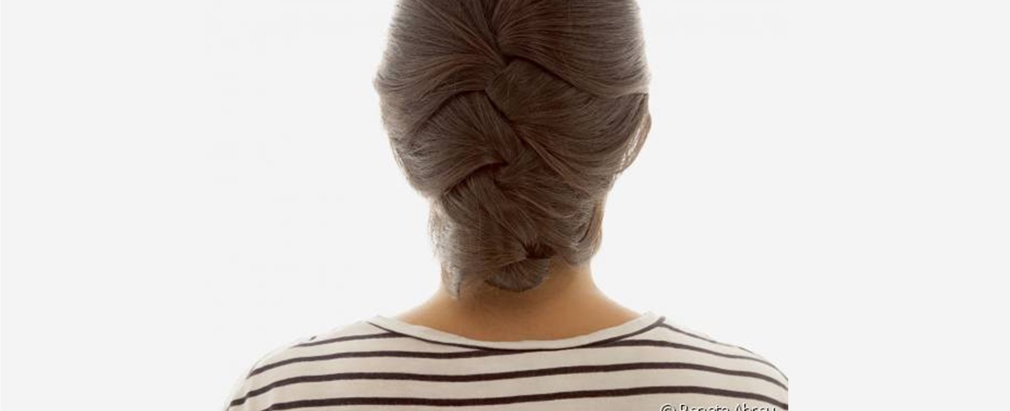 1358 Modelo Com Penteado Simples